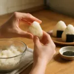 Come preparare l’onigiri perfetto a casa: la forma giusta che fa durare il sapore più a lungo